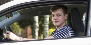 joven de 17 años conduciendo un coche tras la nueva norma de la Unión Europea.