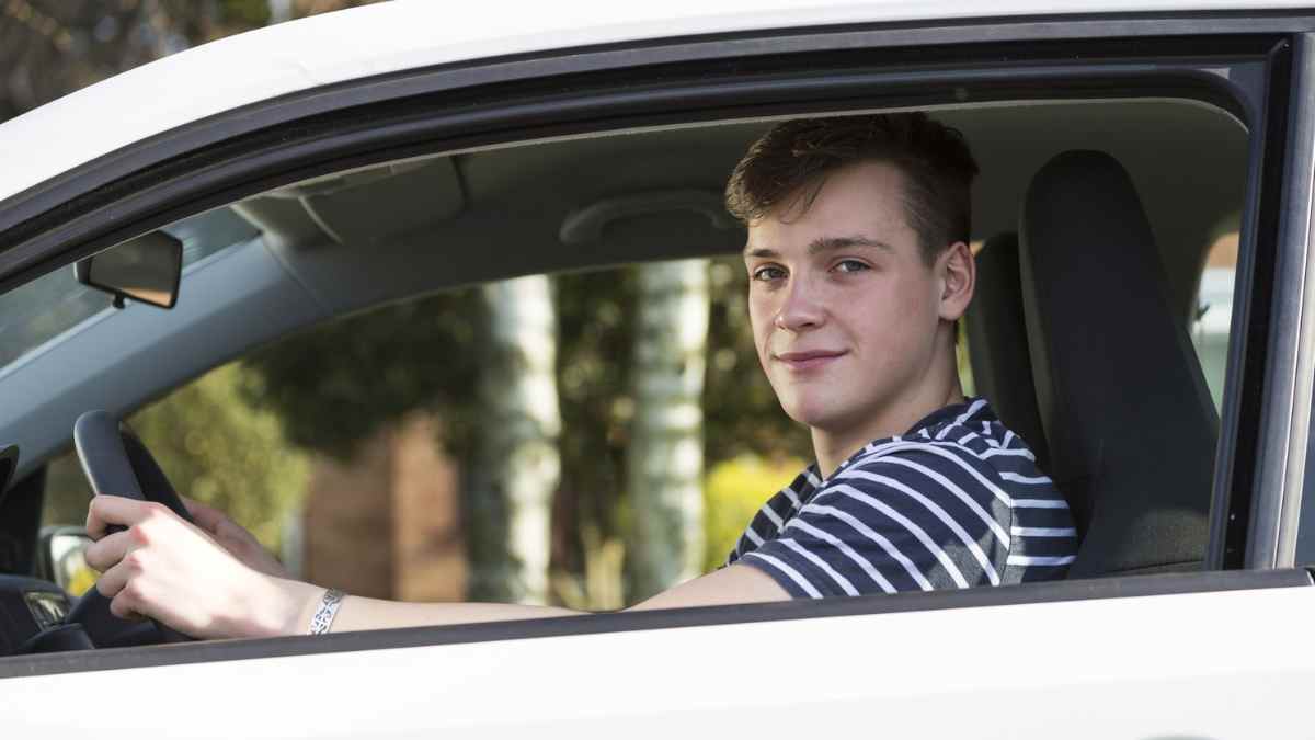 joven de 17 años conduciendo un coche tras la nueva norma de la Unión Europea.