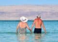 Jubilados disfrutando de un viaje del Imserso en la playa gracias a la herramienta online de reservas.