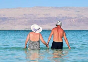 Jubilados disfrutando de un viaje del Imserso en la playa gracias a la herramienta online de reservas.