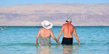 Jubilados disfrutando de un viaje del Imserso en la playa gracias a la herramienta online de reservas.