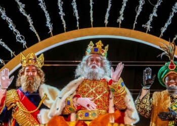 Reyes Magos en la Cabalgata de Madrid 2026 saludando durante el desfile.