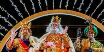 Reyes Magos en la Cabalgata de Madrid 2026 saludando durante el desfile.