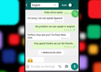 traducción instantánea en WhatsApp entre español e inglés en una conversación de chat.