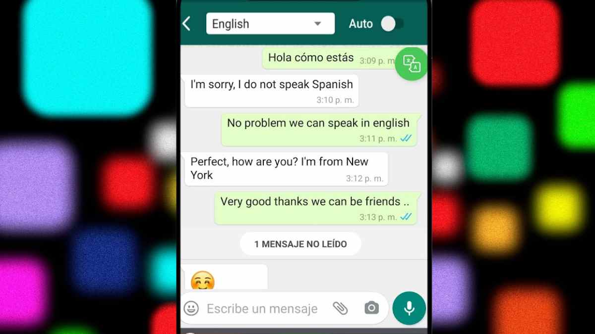 traducción instantánea en WhatsApp entre español e inglés en una conversación de chat.