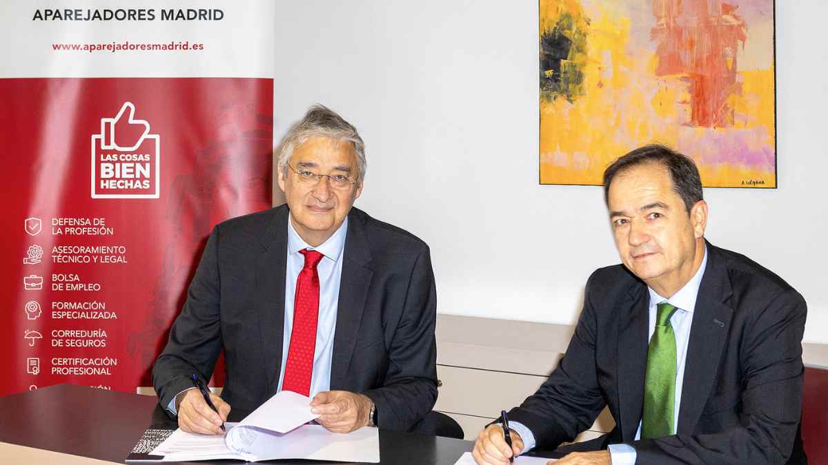 Representantes de Aparejadores Madrid e Iberdrola firmando el acuerdo para impulsar la eficiencia energética en comunidades de vecinos.