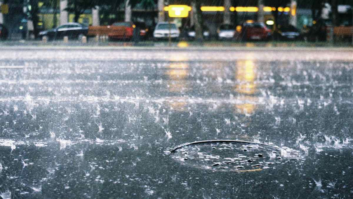 Lluvia intensa sobre el asfalto en Madrid durante un episodio de tormentas anunciado por AEMET.