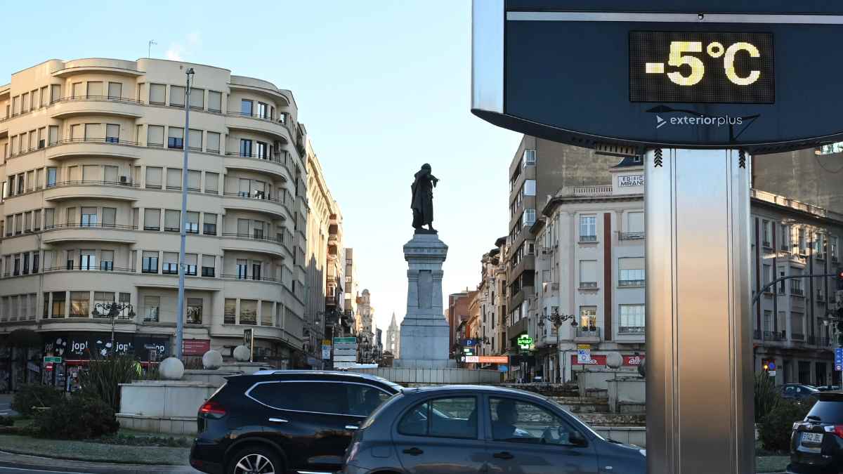 Termómetro marcando -5 grados en una calle de ciudad durante una ola de frío.