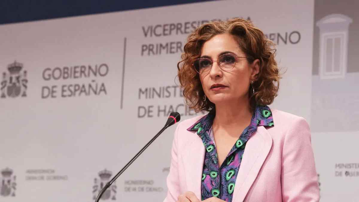 Ministra de Hacienda en rueda de prensa sobre medidas fiscales para reducir el IRPF.