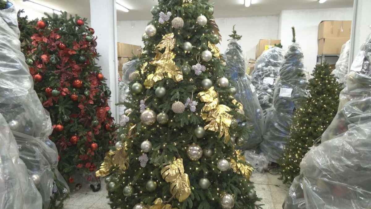 Árbol de Navidad decorado del almacén B&M en Tetuán listo para alquiler.