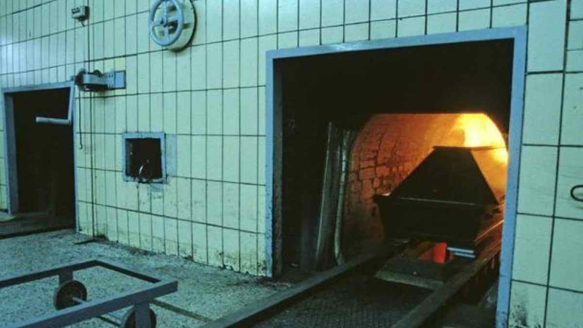 ataúd entrando en un horno crematorio en una sala de cremación.