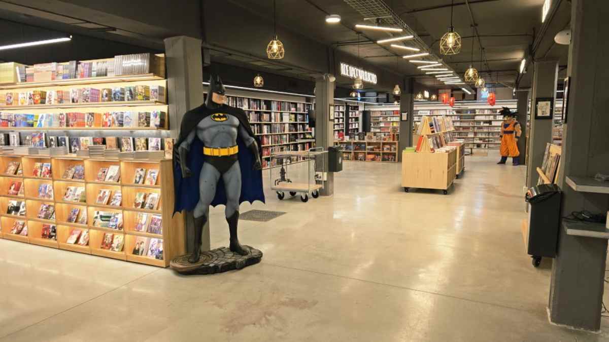 Interior de Arkham Storage en Madrid con estatuas de Batman y Goku y estanterías de cómics.