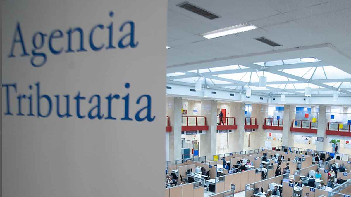 Oficina de la Agencia Tributaria relacionada con las deducciones para autónomos que teletrabajan desde casa.