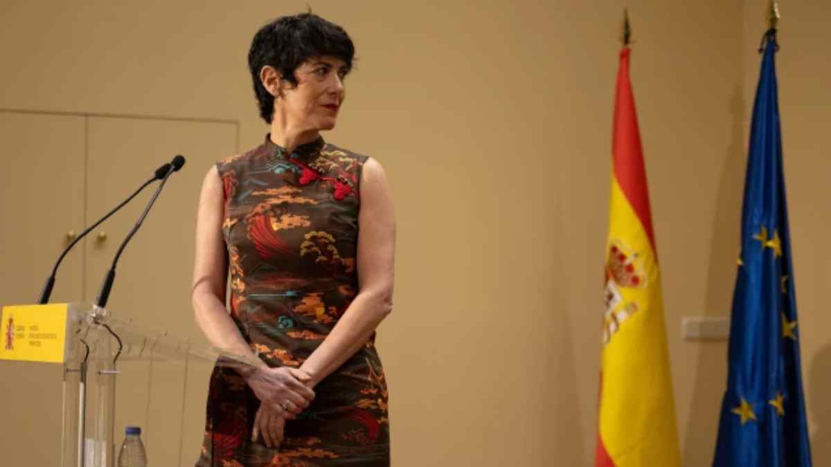 Representante institucional durante una comparecencia sobre la nueva ayuda de 7.600 euros del Gobierno.