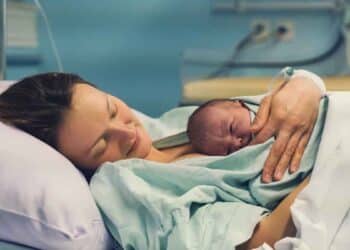 madre con su bebé recién nacido en hospital tras parto por ayuda del Ayuntamiento de Madrid.