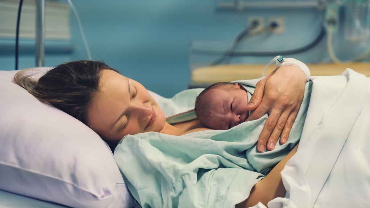 madre con su bebé recién nacido en hospital tras parto por ayuda del Ayuntamiento de Madrid.