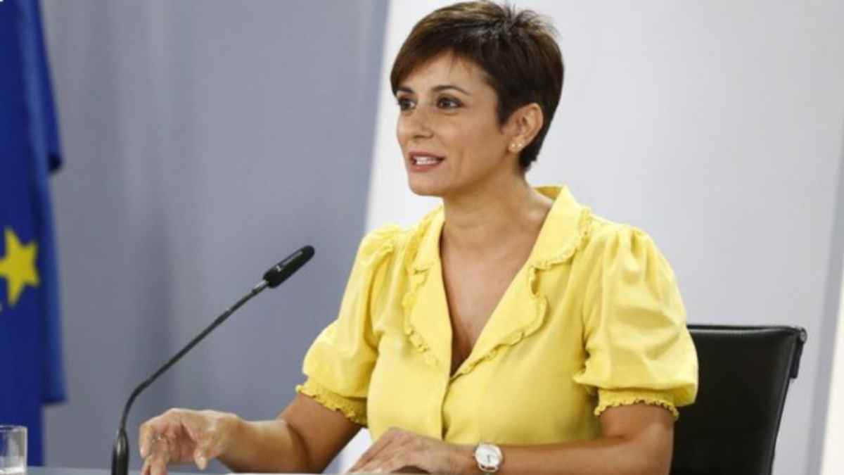 Ministra de Vivienda en rueda de prensa hablando ante un micrófono en una sala institucional.