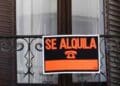 Cartel de se alquila en un piso de Madrid para las ayudas al alquiler 2025.