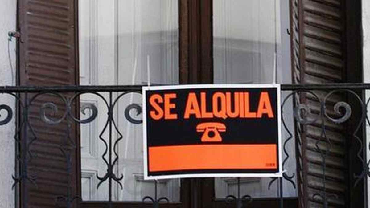 Cartel de se alquila en un piso de Madrid para las ayudas al alquiler 2025.