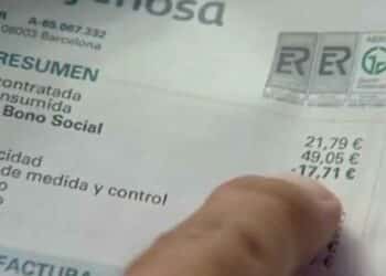 Factura de la luz con descuento aplicado del Bono Social Térmico según zona climática.