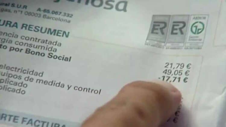 Factura de la luz con descuento aplicado del Bono Social Térmico según zona climática.