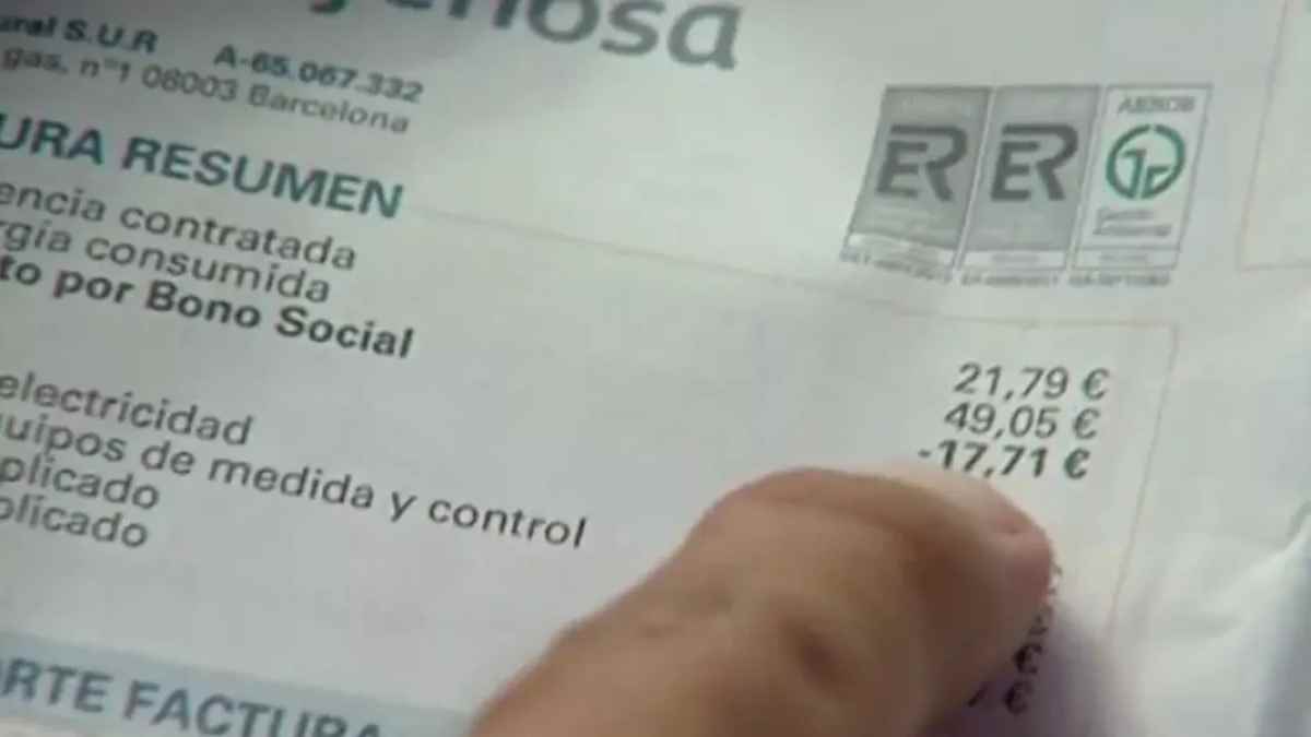Factura de la luz con descuento aplicado del Bono Social Térmico según zona climática.