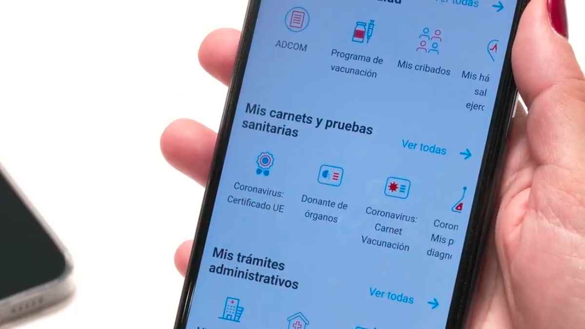 Pantalla de la Tarjeta Sanitaria Virtual con accesos a certificados, donación y trámites sanitarios en un móvil.