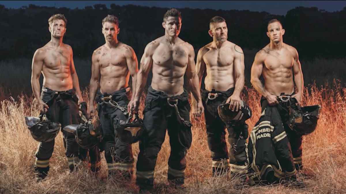 Bomberos del calendario solidario 2026 posando en exterior con atuendo de trabajo.