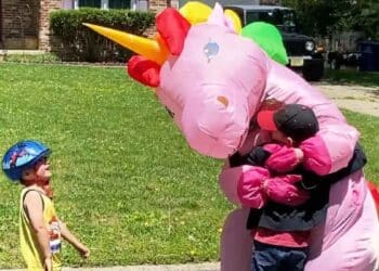 Camarero disfrazado de unicornio durante su baja por ansiedad en Torremolinos.