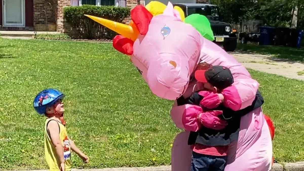 Camarero disfrazado de unicornio durante su baja por ansiedad en Torremolinos.