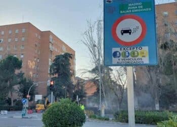 Vehículo autorizado por la DGT circulando en zona de bajas emisiones de Madrid.