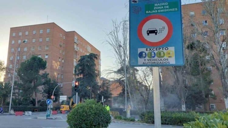 Vehículo autorizado por la DGT circulando en zona de bajas emisiones de Madrid.