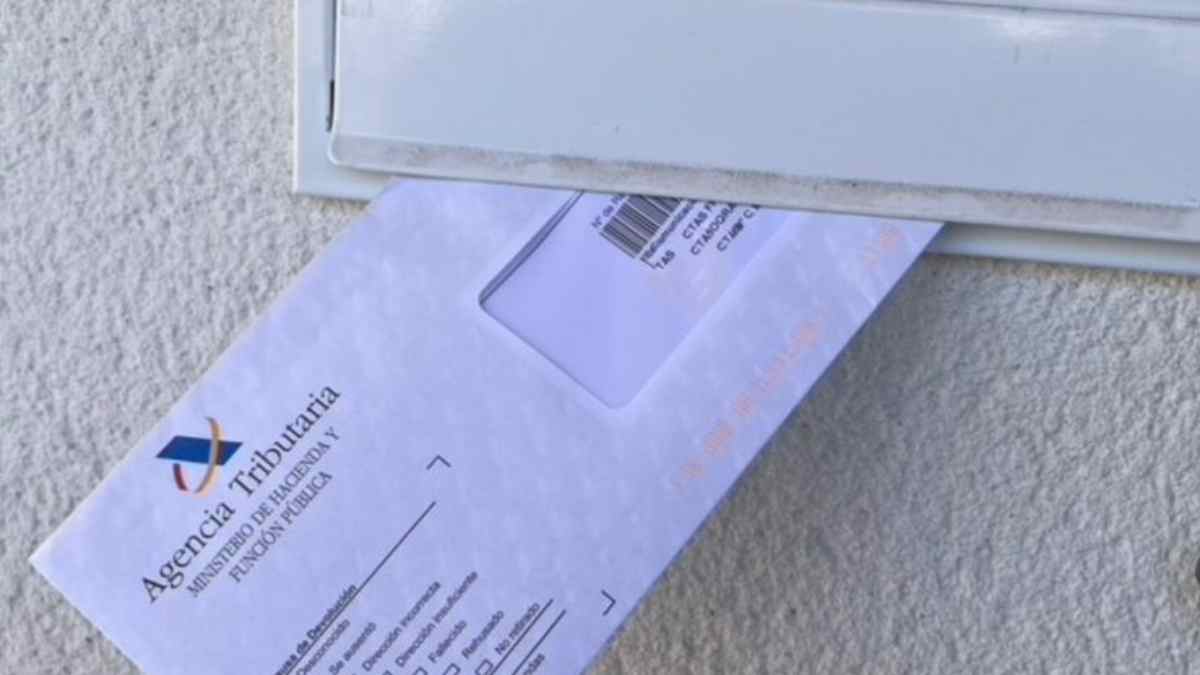 carta del miedo hacienda entrando en buzón para evitar recargos.