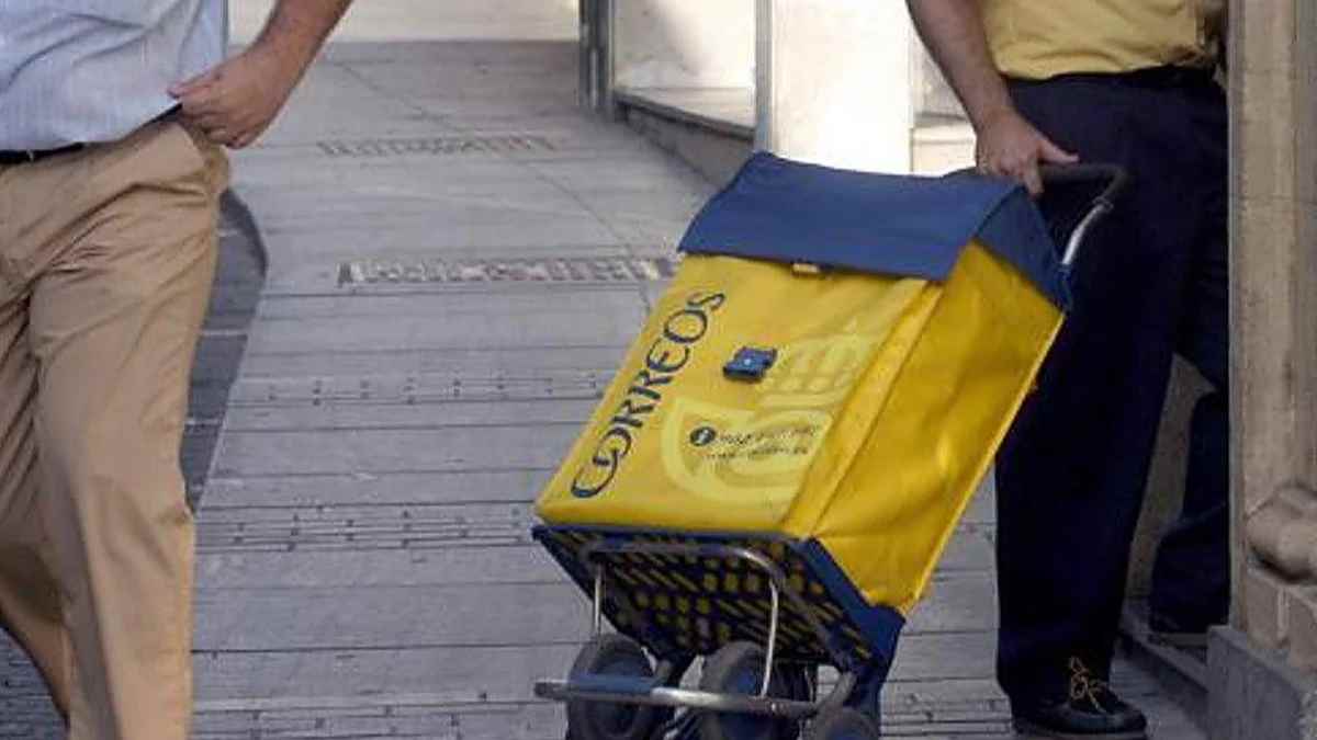 Carrito de reparto de Correos utilizado por trabajadores en una calle.