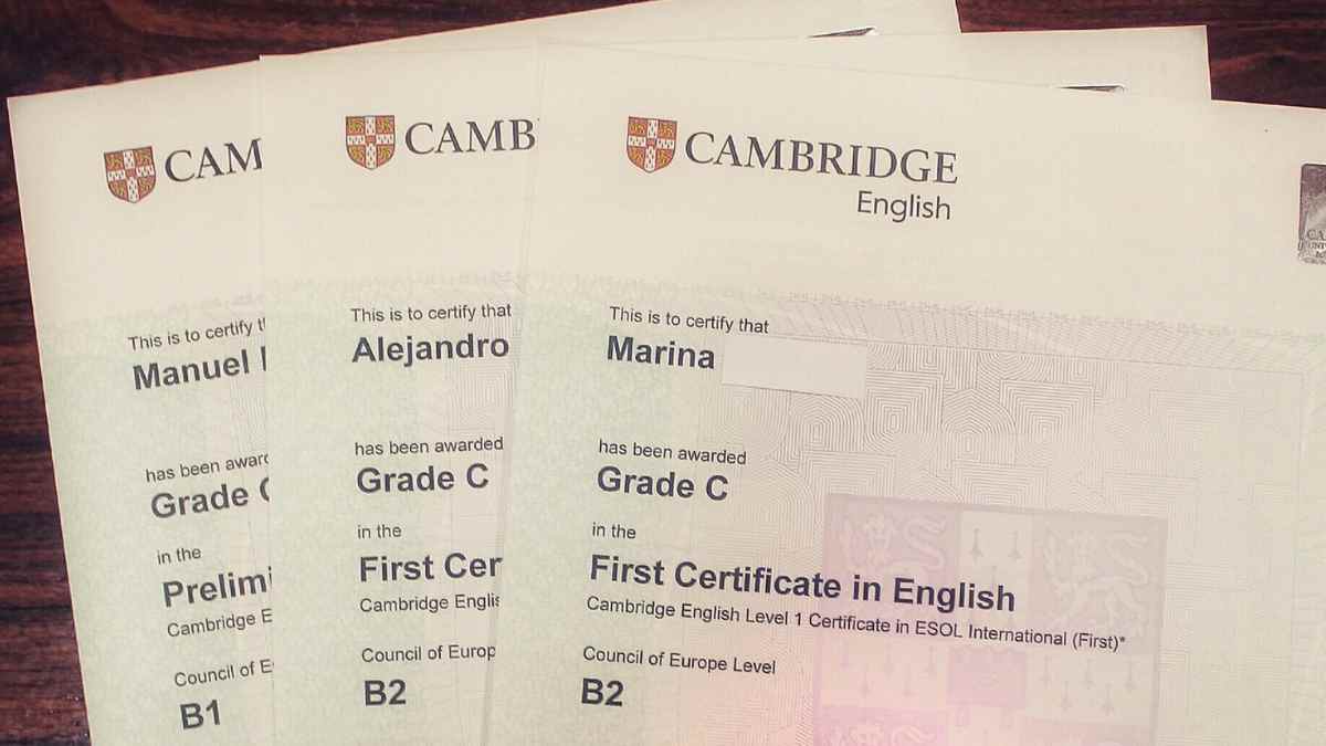 Certificados de nivel B1 y B2 de Cambridge English sobre una mesa.