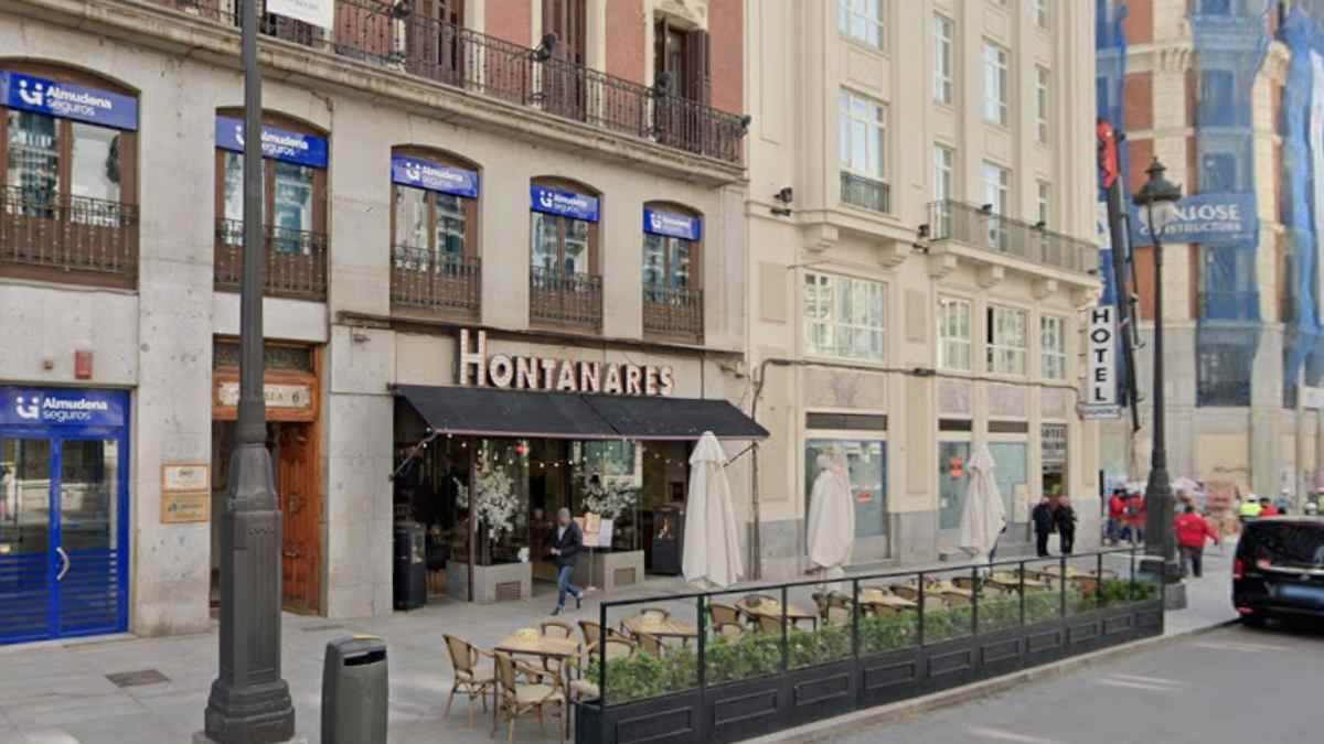Fachada de la cafetería Hontanares antes de su cierre en el centro de Madrid.