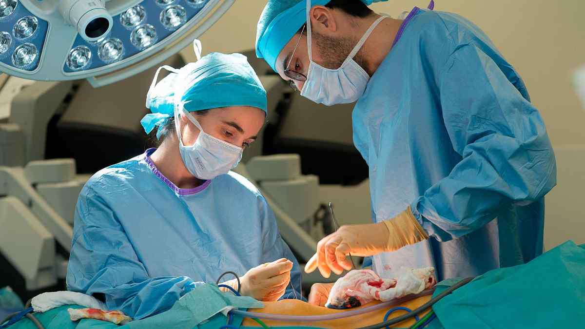 Cirujanos realizando un trasplante en quirófano del Hospital 12 de Octubre en Madrid.