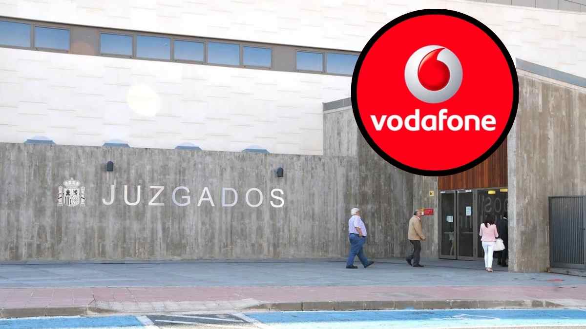 Fachada de juzgados de Plasencia junto al logo de Vodafone tras condena por duplicado de tarjeta SIM fraudulento.
