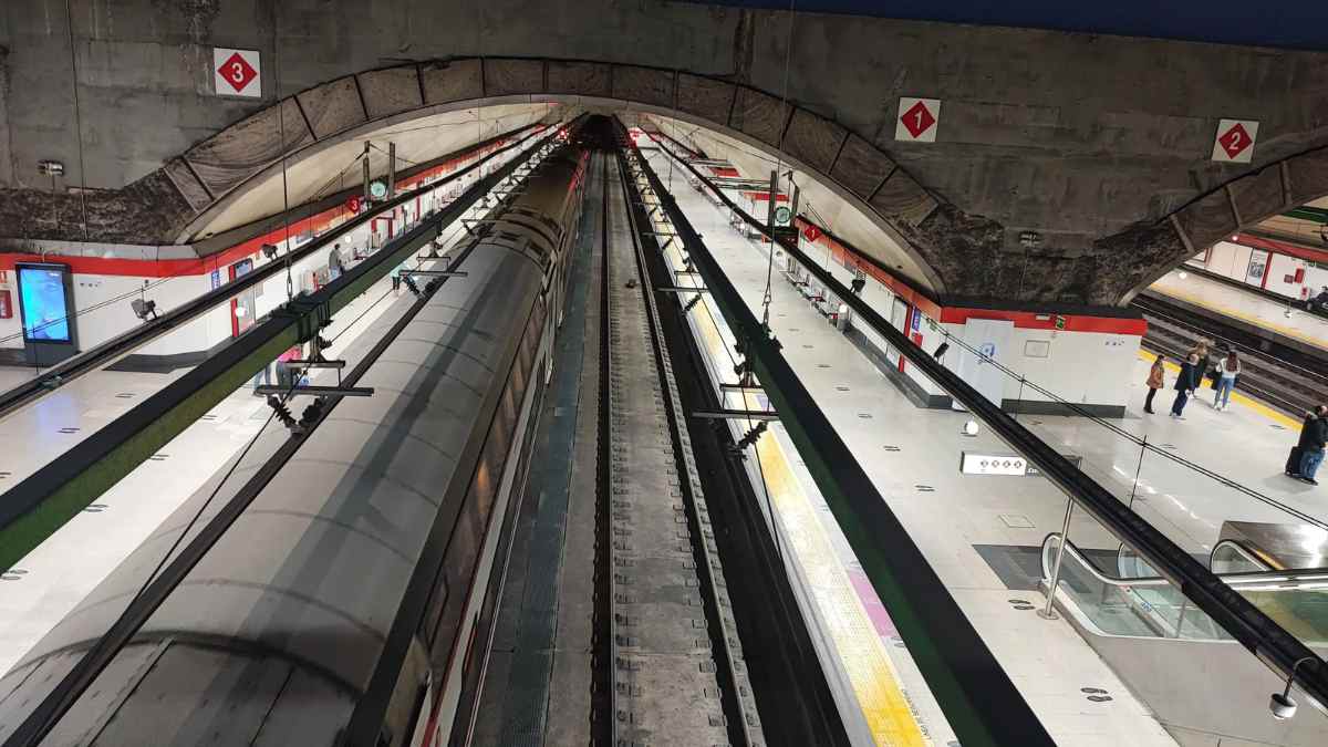 Andén de Cercanías Madrid en el túnel de Sol con tren detenido durante los cortes programados.