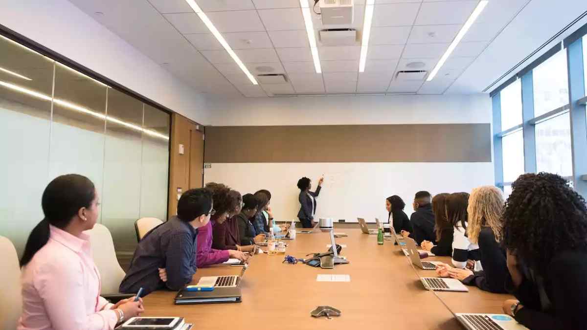 Personas en formación en oficina durante un curso gratis del SEPE y Fundae.