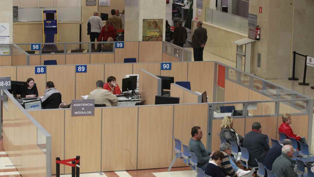 Oficina de la Agencia Tributaria con contribuyentes realizando trámites de la Renta.