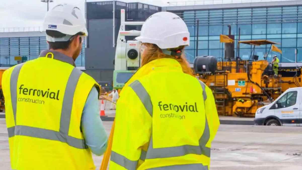 Trabajadores de Ferrovial en obra durante formación práctica en Madrid.