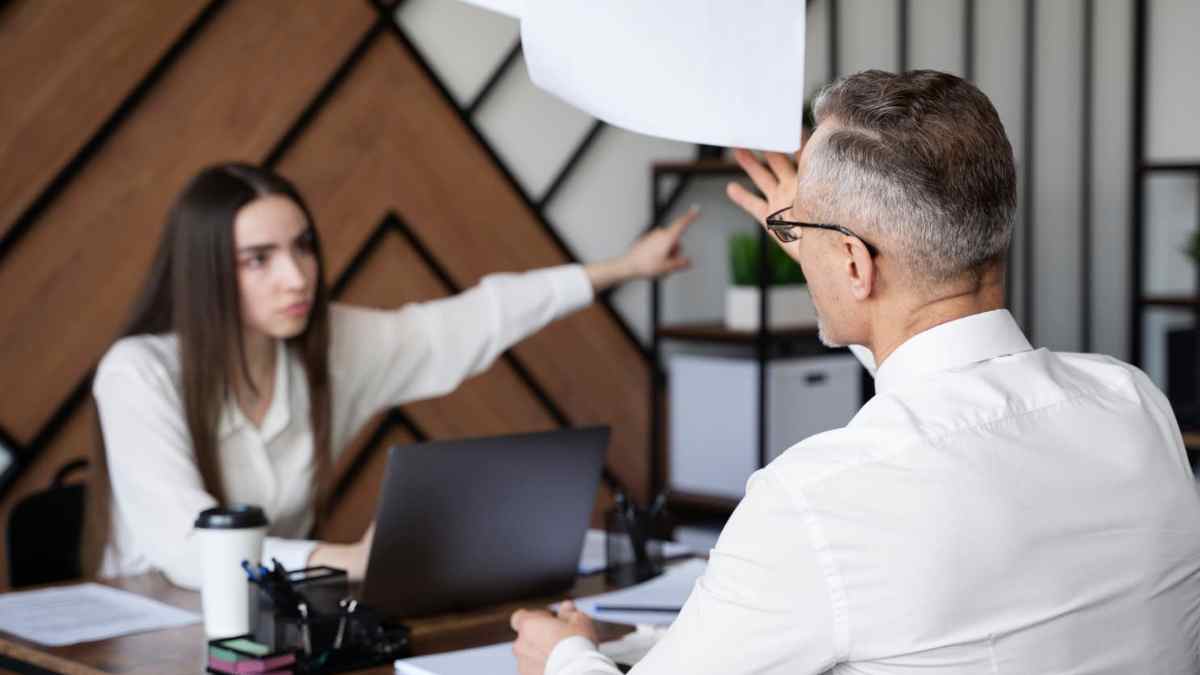 Una reunión laboral tensa entre empleado y responsable por posible despido disciplinario del artículo 54.