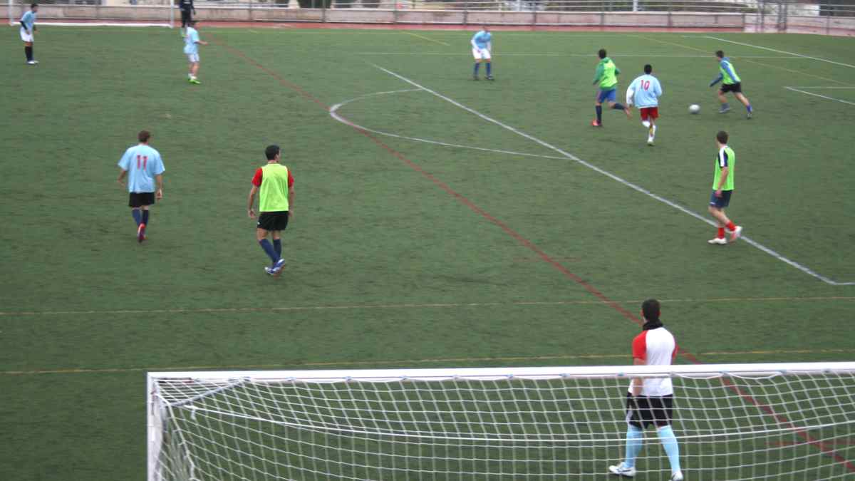 trabajador-jugando-futbol-7-durante-baja-medica-sentencia-despido-improcedente.