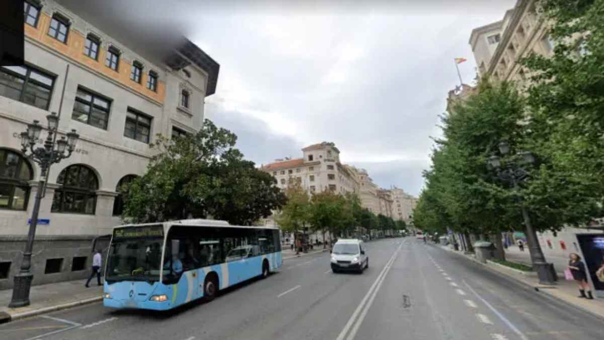 autobús urbano saliendo de la parada en una calle de España según la DGT.