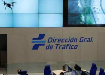 Sala de control de la DGT con cámaras de tráfico por la nueva multa de 1.000 euros a patinetes eléctricos en 2026.
