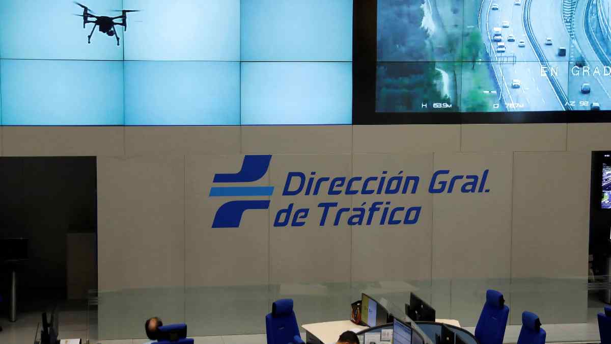 Sala de control de la DGT con cámaras de tráfico por la nueva multa de 1.000 euros a patinetes eléctricos en 2026.