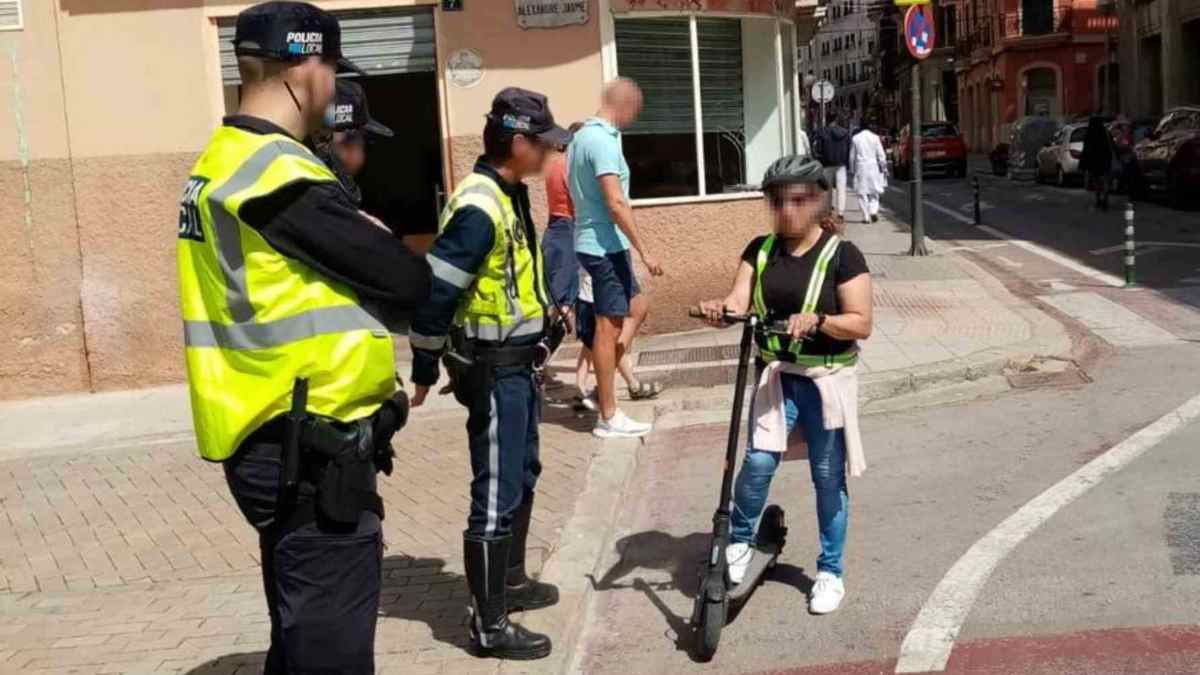 Agentes de policía revisan a una usuaria de patinete en un control de movilidad urbana.