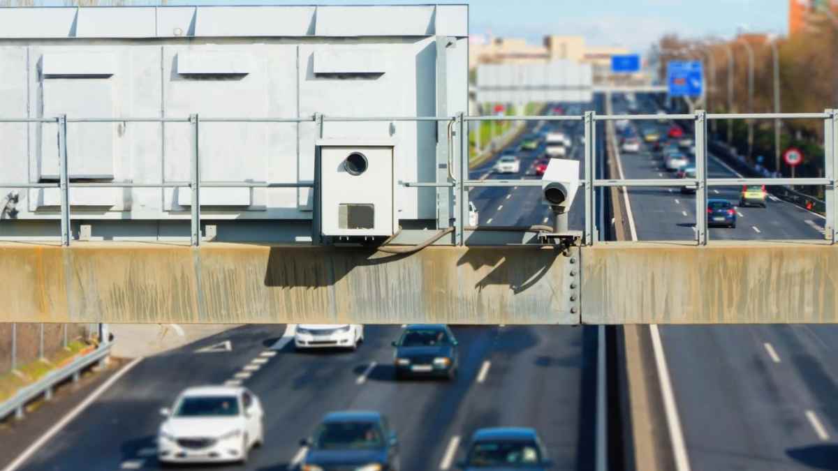 Radares de la DGT en autopista de Madrid para multar a conductores que se saltan la cola en las salidas.