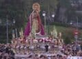 Procesión de la Virgen de la Almudena 2025 en Madrid con flores y devotos.